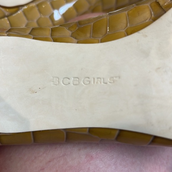 BCBG gold/yellow reptile textured Heels Elegant Design size 6. - Picture 10 of 10